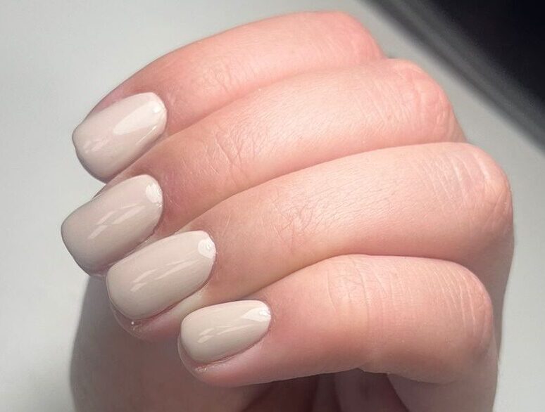 מבנה אנטומי על ציפורן טבעית , לק בצבע בז'