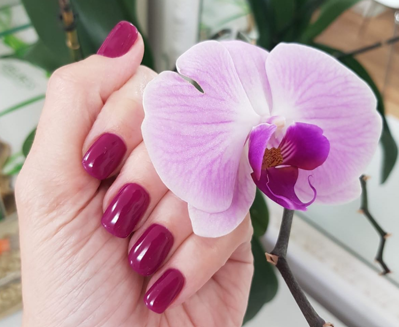 לק ג'ל בצבע סגול עם פרח סגול