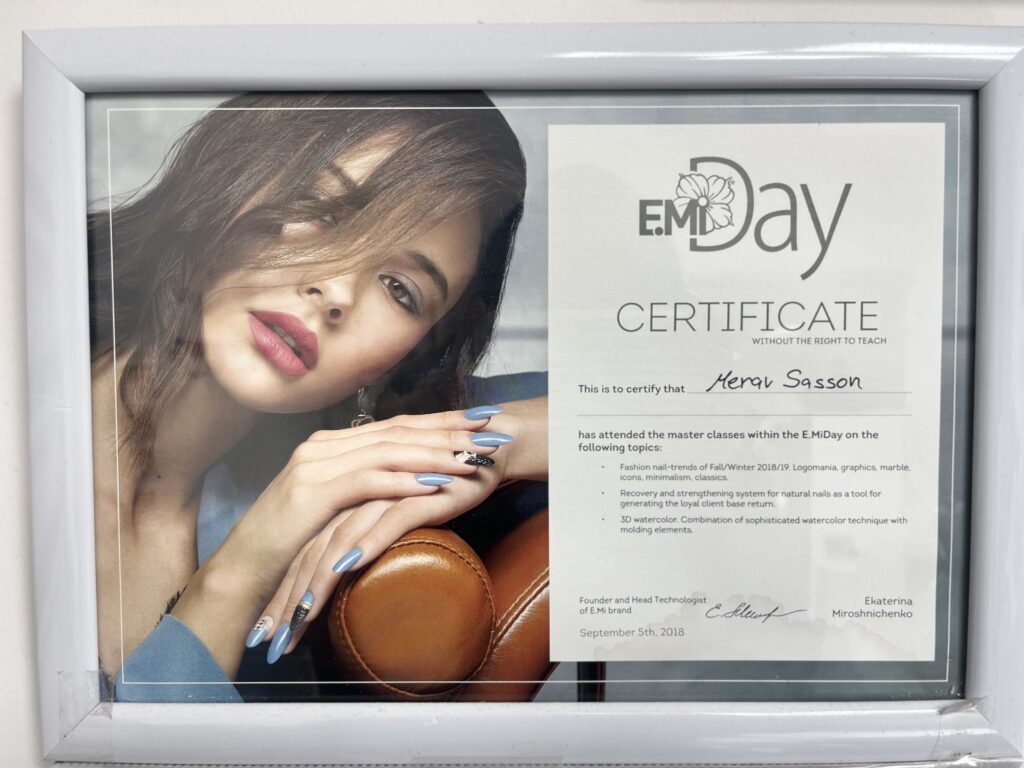 תעודות מקצועיות של המאסטרית על הכשרותיה בתחום לק הג'ל והציפורניים