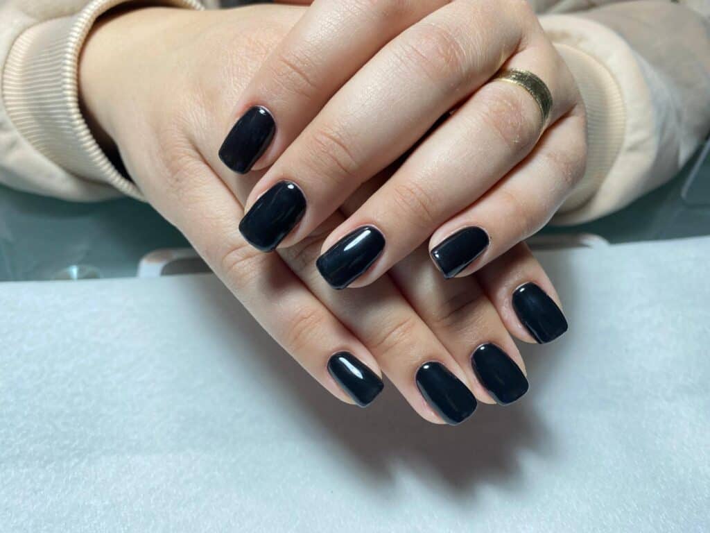 גימור מושלם של ציפורניים, לק ג'ל בצבע שחור