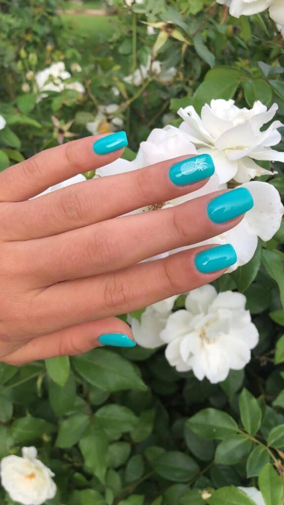 לק בצבע כחול עם קישוטים על רקע פרחים