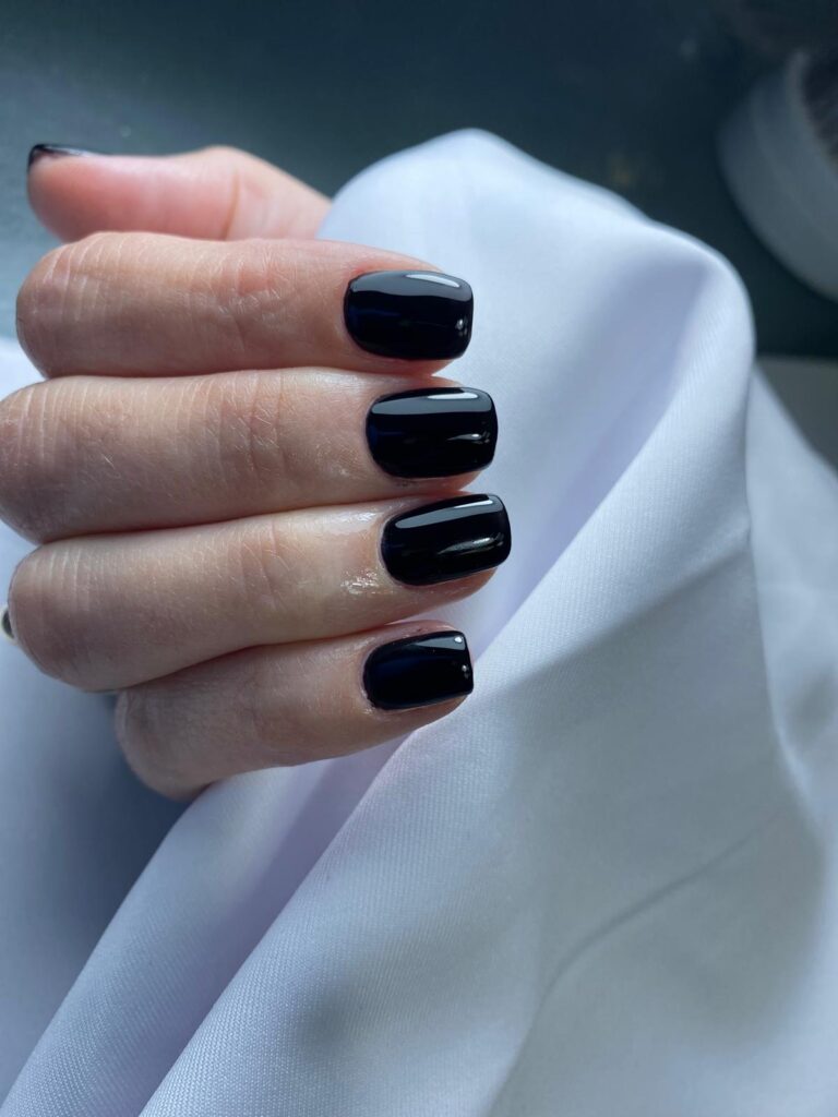 לק ג'ל בצבע שחור, ציפורניים מרובעות